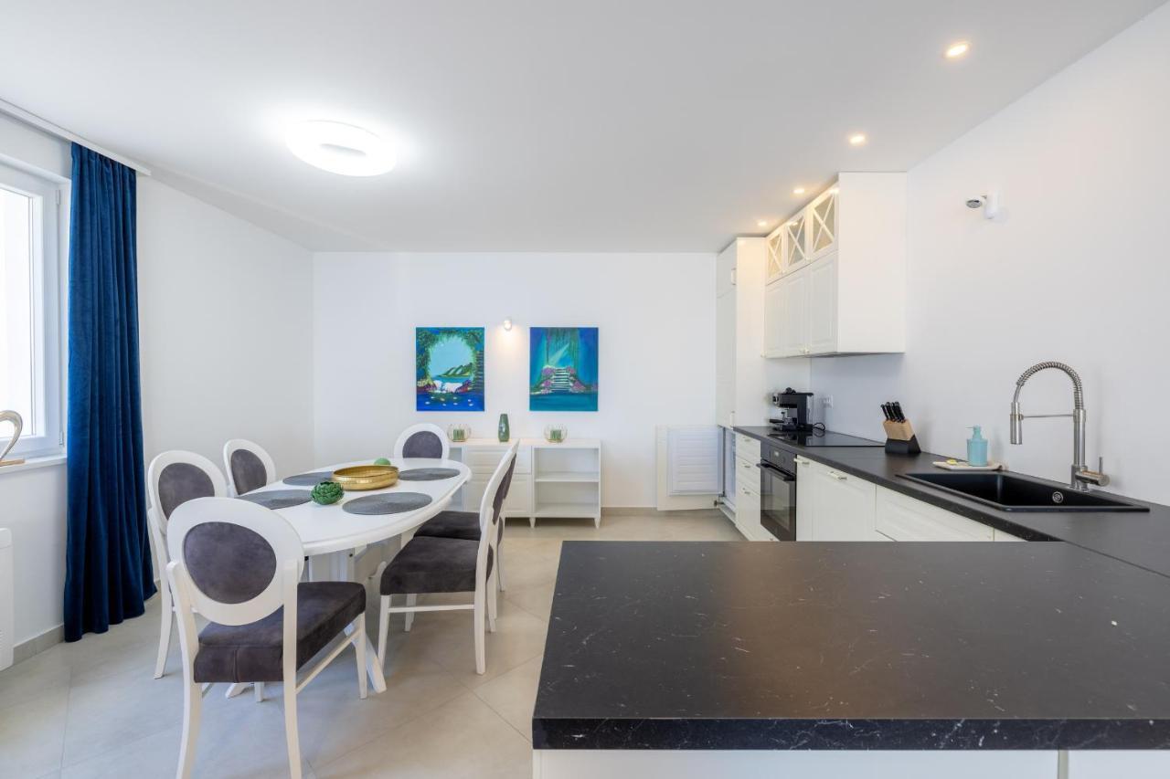 Villa Smaragd - Lapis - Luxury Apartment With Shared Pool มาคาร์สกา ภายนอก รูปภาพ