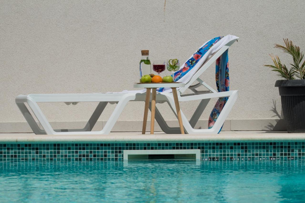 Villa Smaragd - Lapis - Luxury Apartment With Shared Pool มาคาร์สกา ภายนอก รูปภาพ